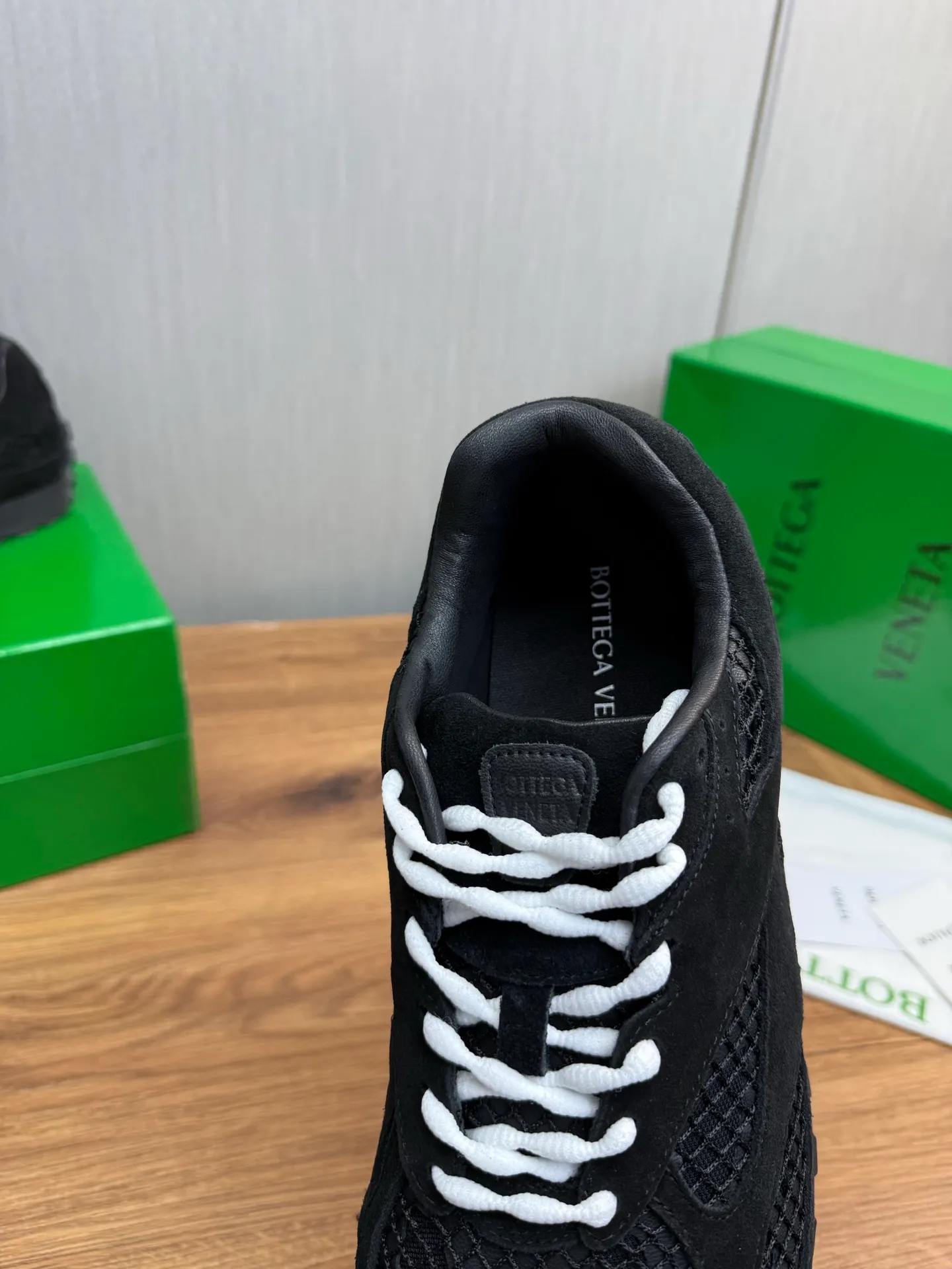 Men's men's shoes 💰660💰Pili BV top version 𝘽𝙊𝙏𝙏𝙀𝙂𝘼 𝙑𝙀𝙉𝙀𝙏𝘼 Orbit sneakers Wang Yibo same style couple style dad shoes 🩷💚 Runner sneakers, made of lightweight technical mesh fabric. Features a geometric patterned rubber outsole. Pay attention to the package craftsmanship ❕ High version shipping ❗️ Very nice, durable to play with and durable to make ✔️ Standard version 💯💯 The outsole is made of color-blocked TPU outsole. Women’s model 35-41 (40 41 customized) Men’s model 39-46 (45.46 customized) Equipped with original packaging